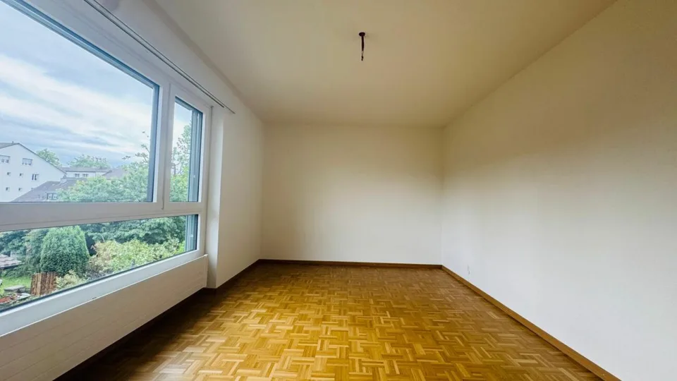 Appartamento di 2,5 locali completamente ristrutturato con stanza da hobby, balcone, soffitta, cantina, e posto auto sotterraneo