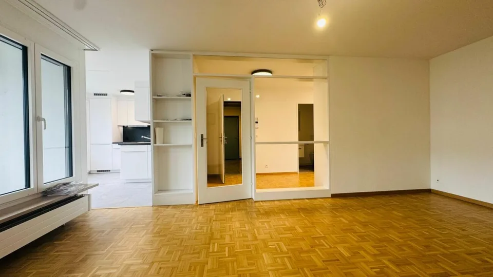 Appartamento di 2,5 locali completamente ristrutturato con stanza da hobby, balcone, soffitta, cantina, e posto auto sotterraneo