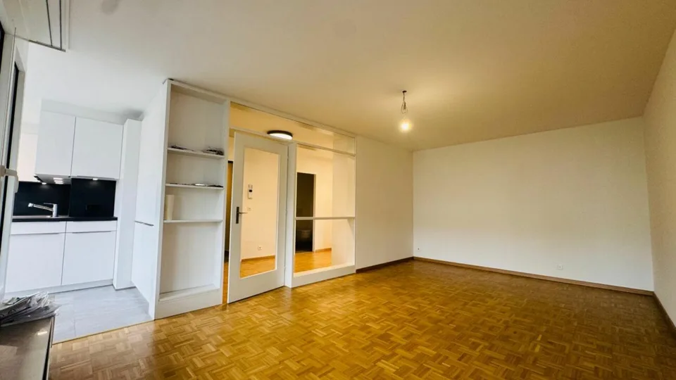 Appartamento di 2,5 locali completamente ristrutturato con stanza da hobby, balcone, soffitta, cantina, e posto auto sotterraneo