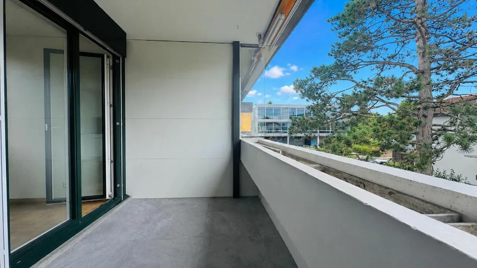 Appartamento di 2,5 locali completamente ristrutturato con stanza da hobby, balcone, soffitta, cantina, e posto auto sotterraneo