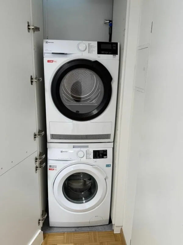 Appartamento di 2,5 locali completamente ristrutturato con stanza da hobby, balcone, soffitta, cantina, e posto auto sotterraneo