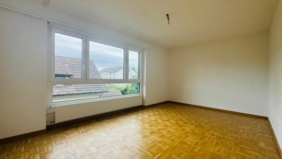 Appartamento di 2,5 locali completamente ristrutturato con stanza da hobby, balcone, soffitta, cantina, e posto auto sotterraneo