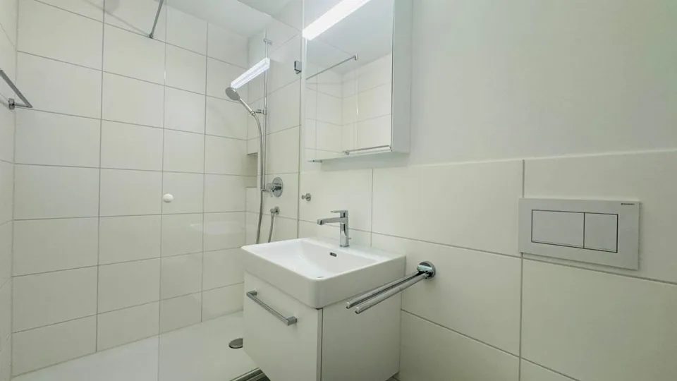 Appartamento di 2,5 locali completamente ristrutturato con stanza da hobby, balcone, soffitta, cantina, e posto auto sotterraneo