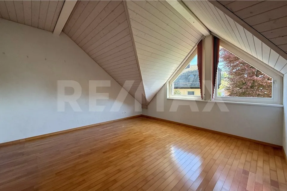 Charmante Dachwohnung mit Cheminée und Terrasse in ruhigem Quartier
