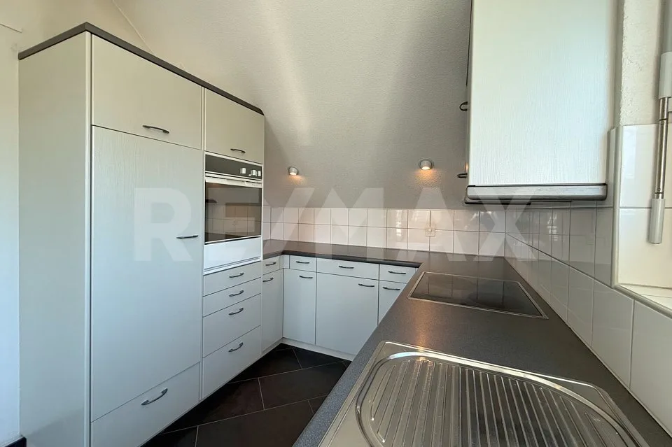Charmante Dachwohnung mit Cheminée und Terrasse in ruhigem Quartier