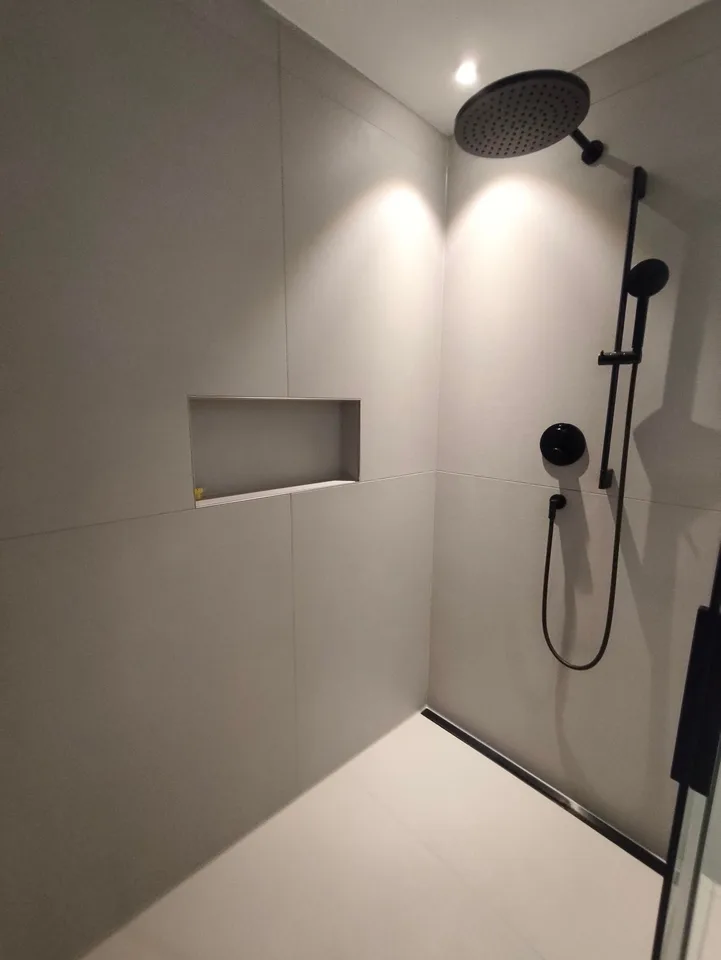 Prächtiges Dachgeschoss-Apartment mit 3,5 Zimmern in Leuk – Neu, hell