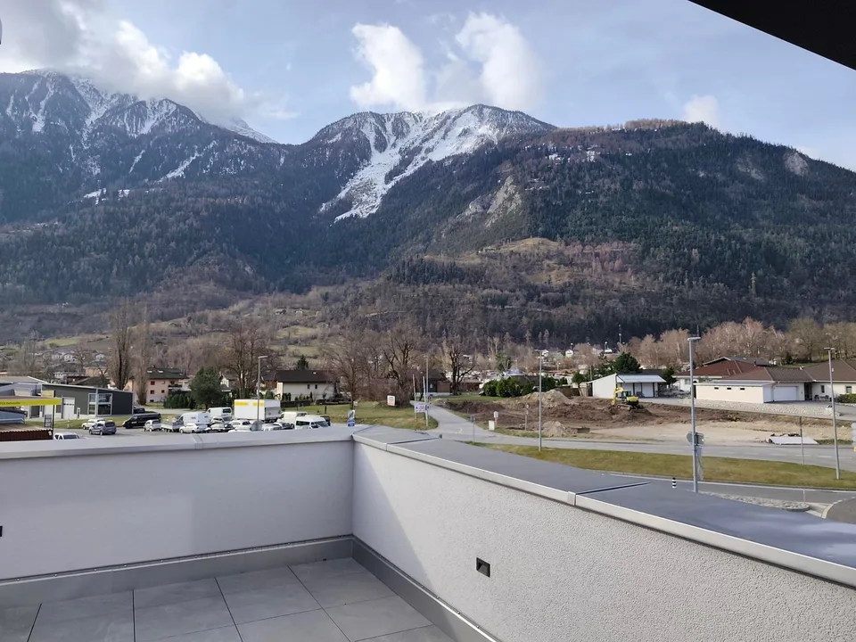 Prächtiges Dachgeschoss-Apartment mit 3,5 Zimmern in Leuk – Neu, hell