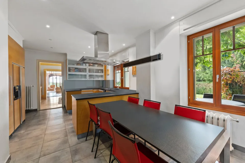 EXCEPTIONAL ESTATE WITH PANORAMIC VIEW OF THE LAKE