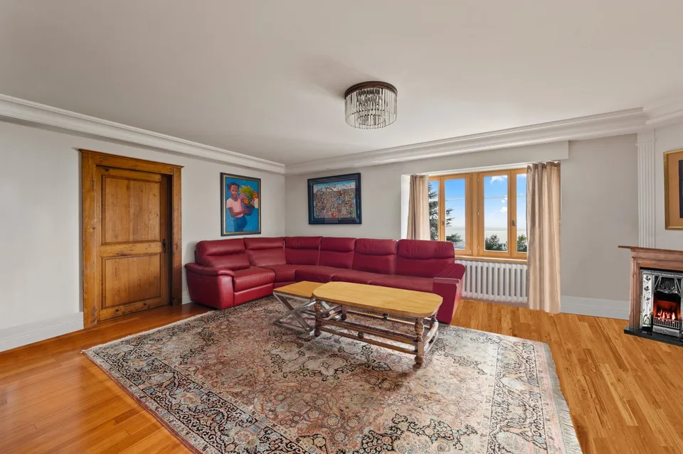 EXCEPTIONAL ESTATE WITH PANORAMIC VIEW OF THE LAKE