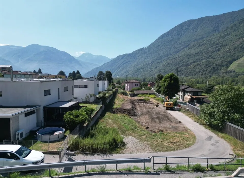 CLARO  CASA UNIFAMILIARE DI 4.5 LOCALI NELLA RESIDENZA LE GEMELLE