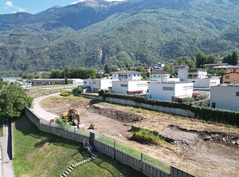 CLARO  CASA UNIFAMILIARE DI 4.5 LOCALI NELLA RESIDENZA LE GEMELLE