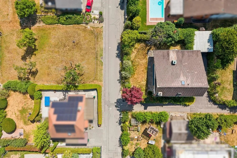 Generous building plot of 615 m2 in Gals BE