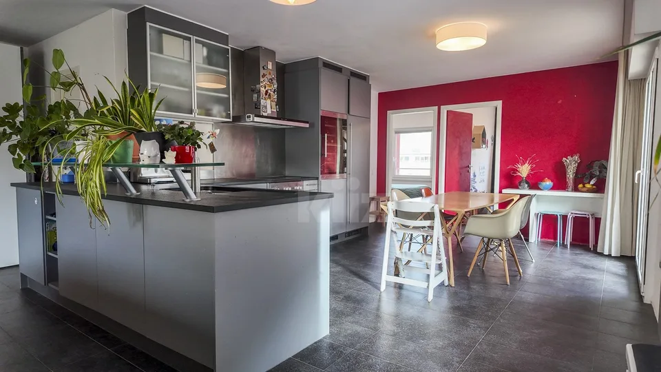 Beautiful crossing apartment with balcony