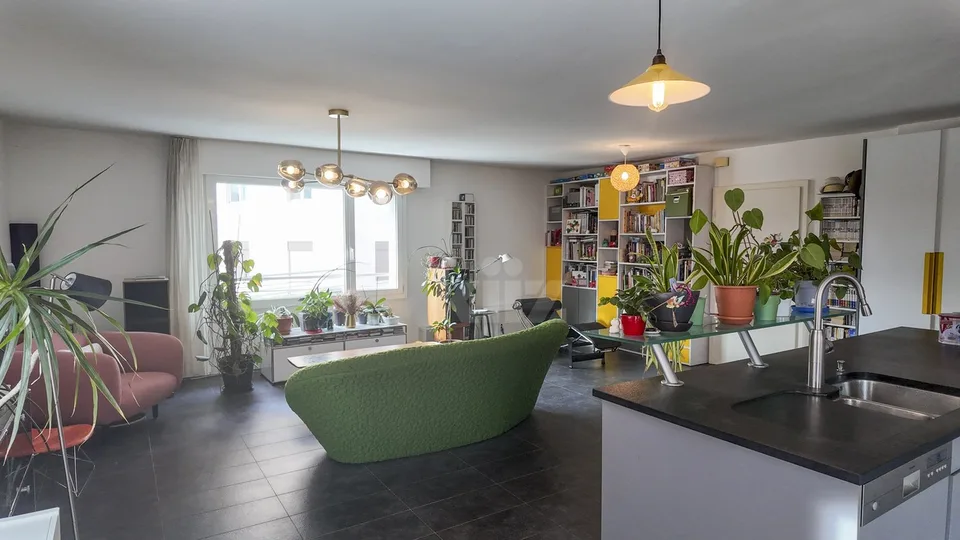 Beautiful crossing apartment with balcony