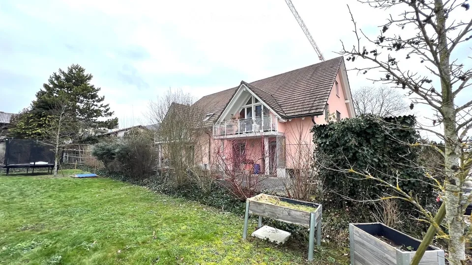 Attractive 3.5-room maisonette apartment in a central location in Beringen with a large garden seating area