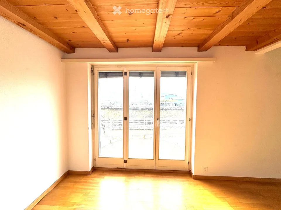Attractive 3.5-room maisonette apartment in a central location in Beringen with a large garden seating area