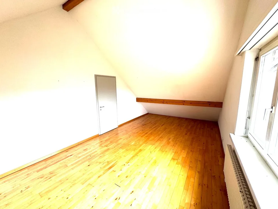 Attractive 3.5-room maisonette apartment in a central location in Beringen with a large garden seating area