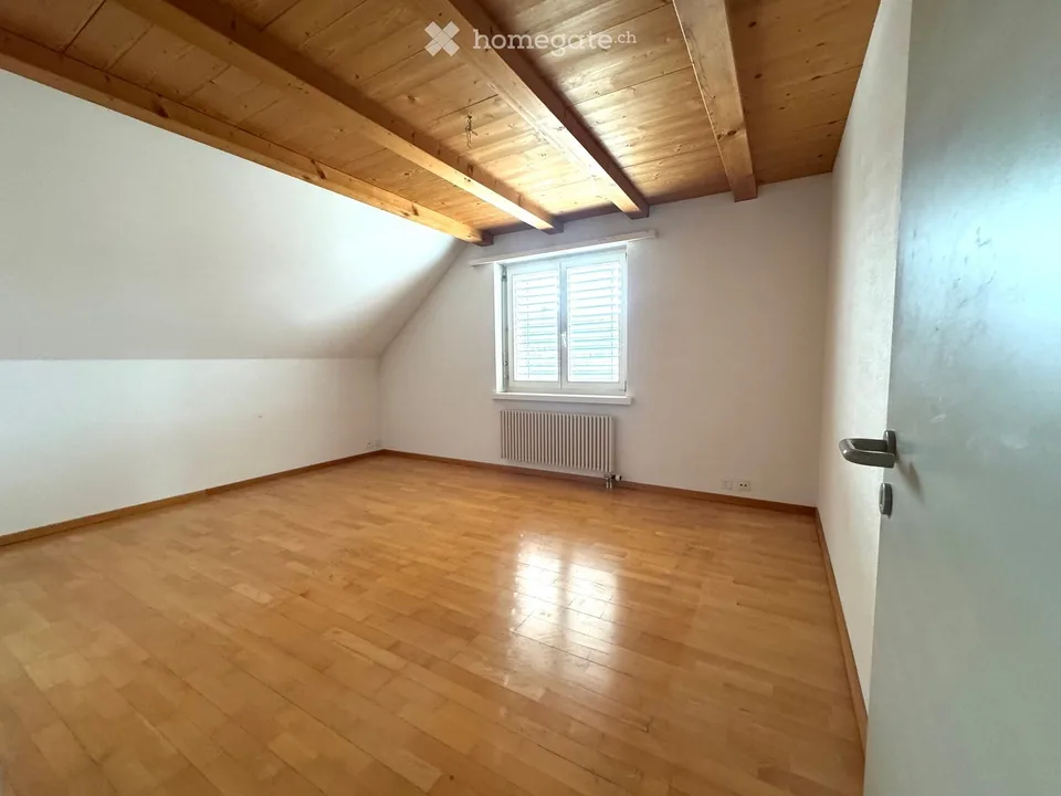 Attractive 3.5-room maisonette apartment in a central location in Beringen with a large garden seating area