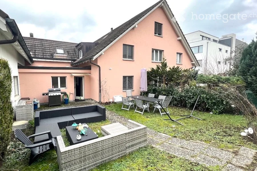 Attractive 3.5-room maisonette apartment in a central location in Beringen with a large garden seating area