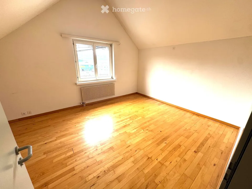 Attractive 3.5-room maisonette apartment in a central location in Beringen with a large garden seating area