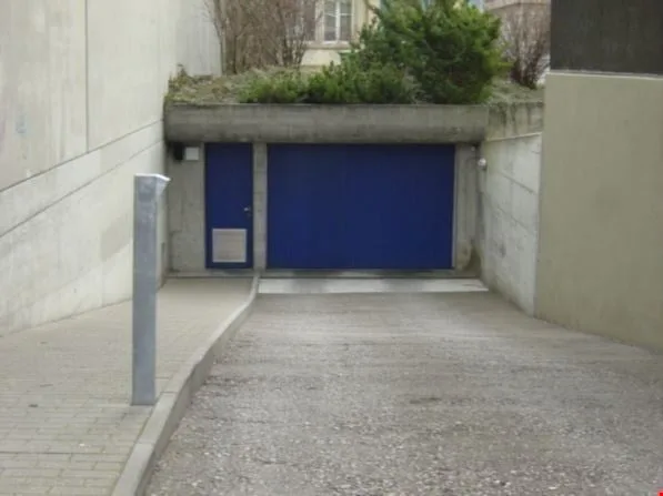 Einstellhallenparkplatz beim Kongresshaus / Place de parc dans le garage central