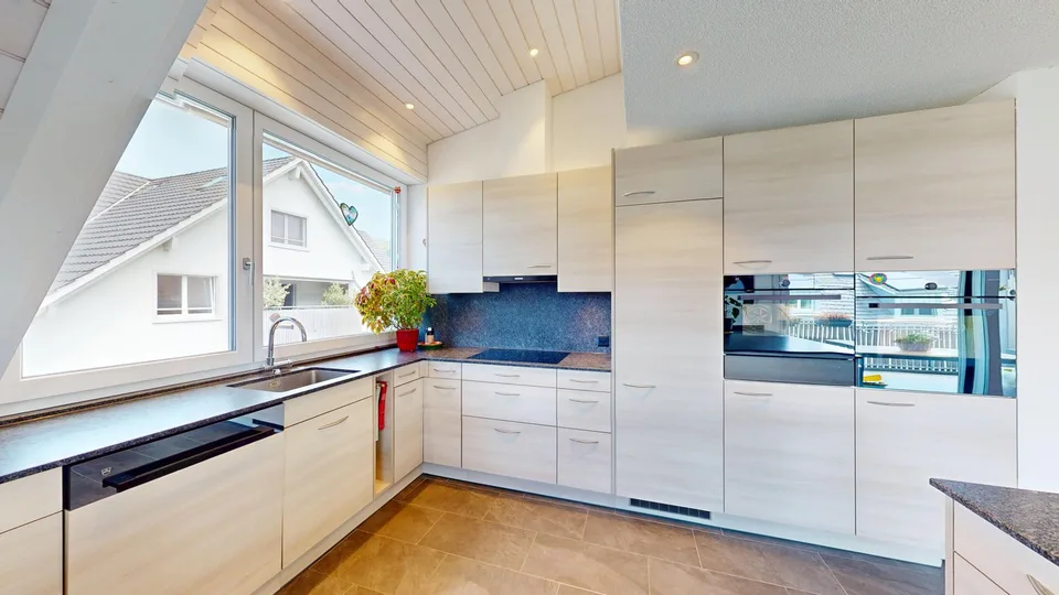Family-friendly 5½-room attic maisonette apartment in prime location
