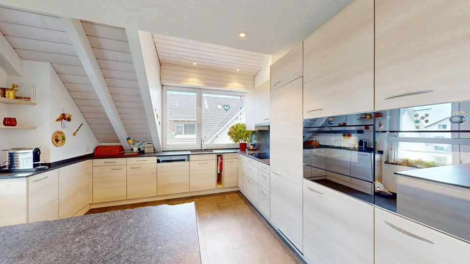 Family-friendly 5½-room attic maisonette apartment in prime location