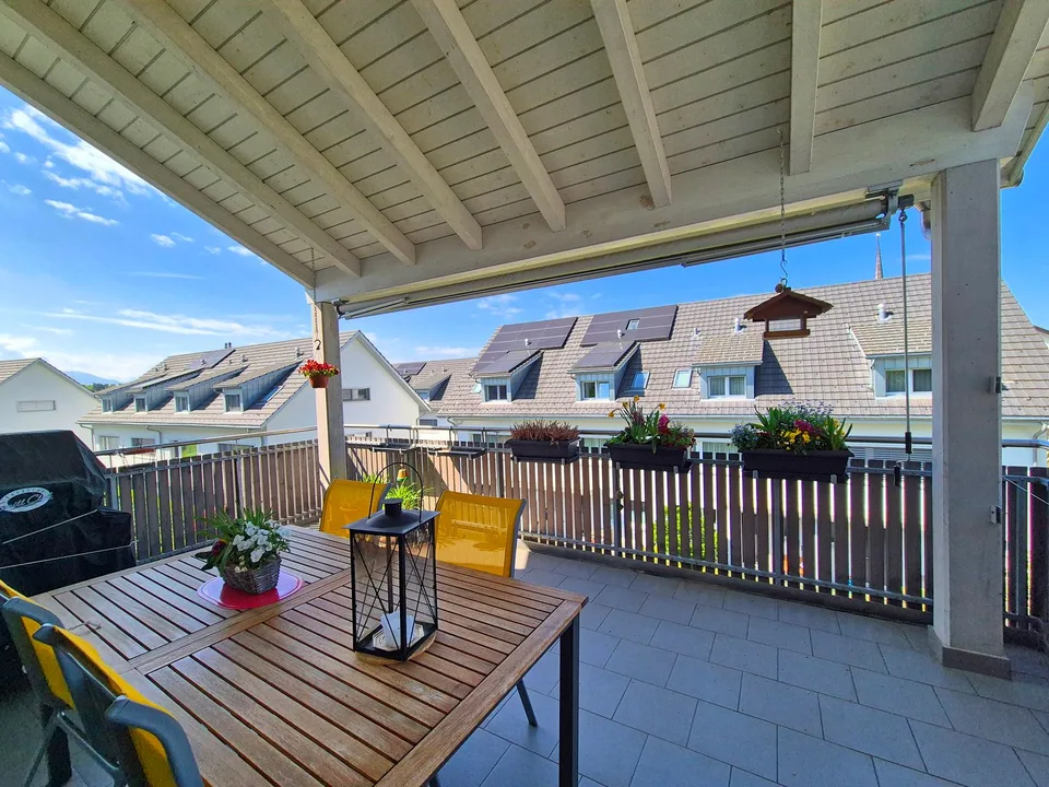 Family-friendly 5½-room attic maisonette apartment in prime location