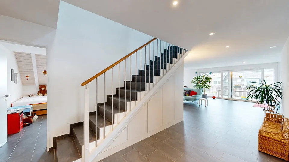 Family-friendly 5½-room attic maisonette apartment in prime location
