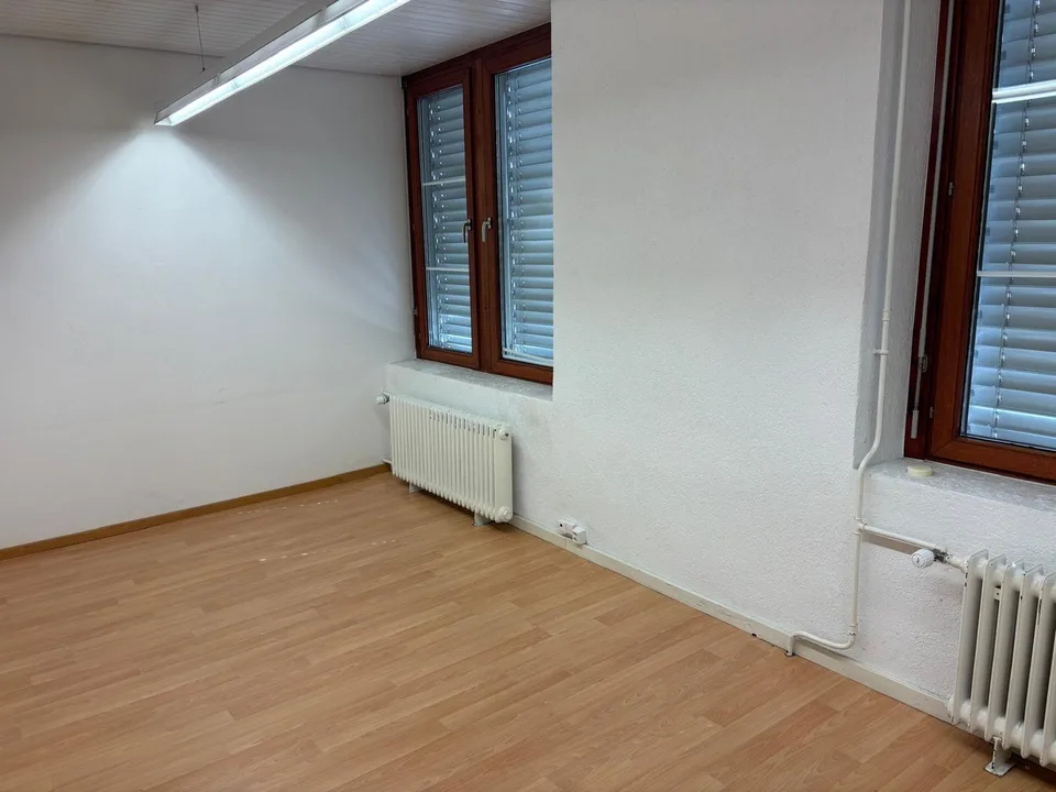 Helles Büro im 1. Obergeschoss in Schönenberg an der Thur zu vermieten