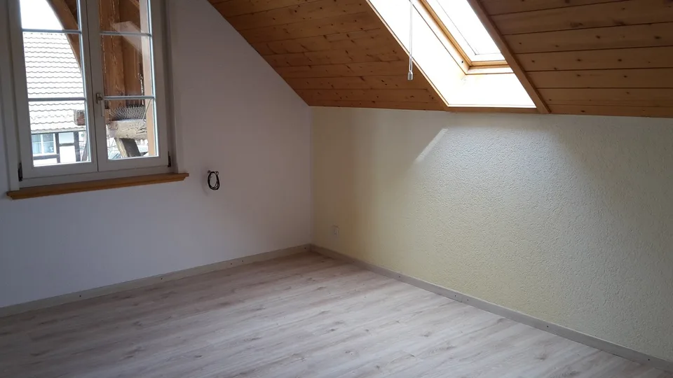 Charmante Dachwohnung im ländlichen Mühleberg zu vermieten