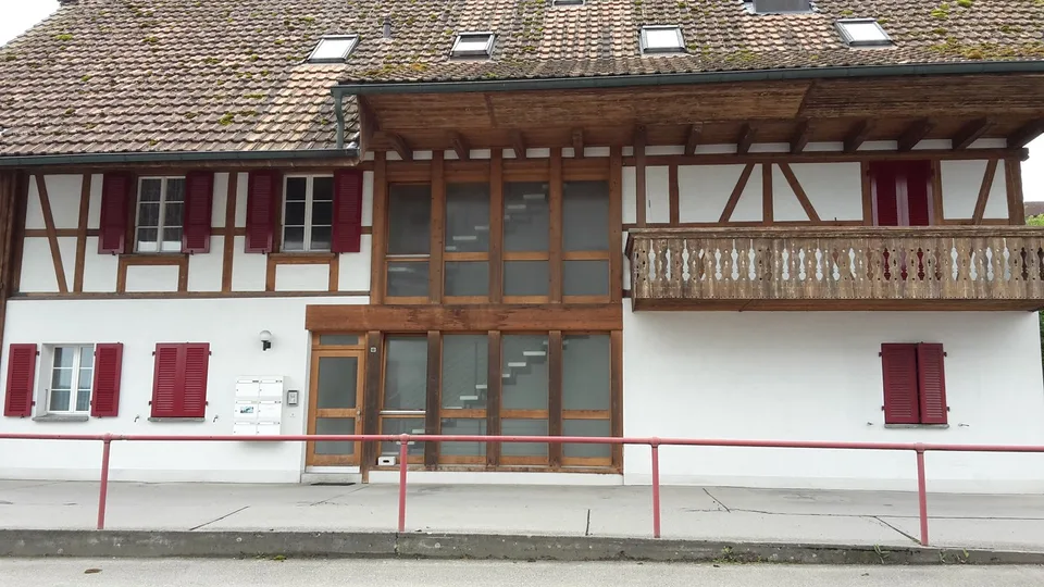Charmante Dachwohnung im ländlichen Mühleberg zu vermieten