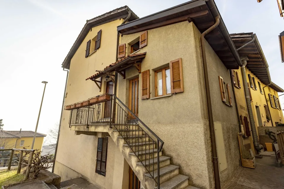 Geschäftlich - Charmantes 3.5-Zimmer-Duplex mit Seeblick in Ruvigliana