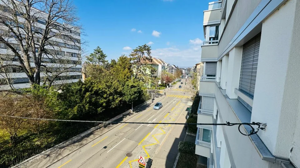 Komplett sanierte 3.5-Zimmerwohnung mit 2 Bädern, 2 Balkonen und 1 Tiefgaragenplatz