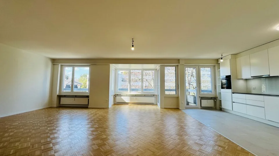 Komplett sanierte 3.5-Zimmerwohnung mit 2 Bädern, 2 Balkonen und 1 Tiefgaragenplatz