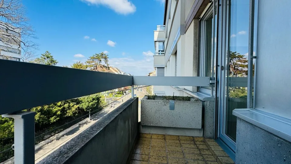 Komplett sanierte 3.5-Zimmerwohnung mit 2 Bädern, 2 Balkonen und 1 Tiefgaragenplatz