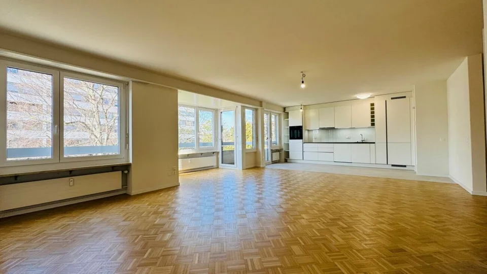 Komplett sanierte 3.5-Zimmerwohnung mit 2 Bädern, 2 Balkonen und 1 Tiefgaragenplatz