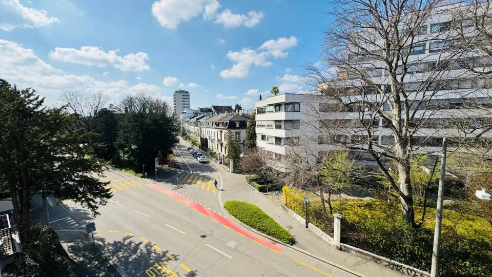 Komplett sanierte 3.5-Zimmerwohnung mit 2 Bädern, 2 Balkonen und 1 Tiefgaragenplatz