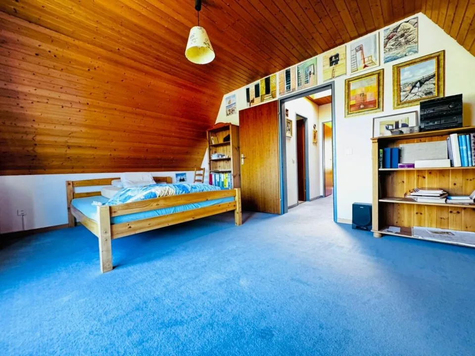 Charming 5.5-room row house with garden, new roof, garage, and parking space