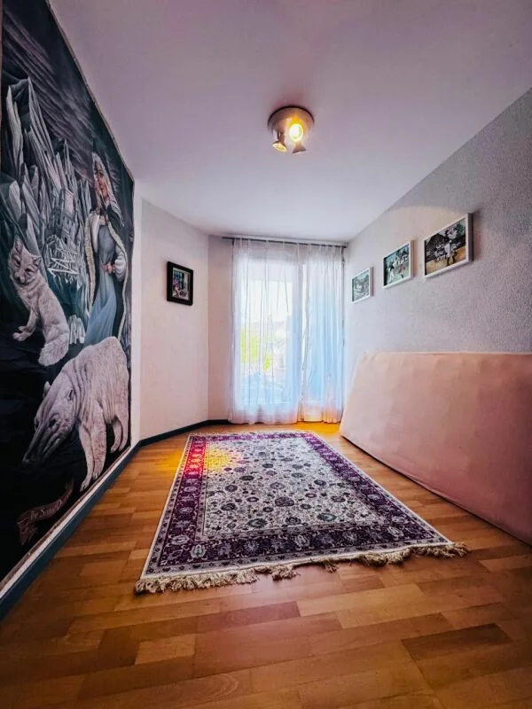 Charming 5.5-room row house with garden, new roof, garage, and parking space