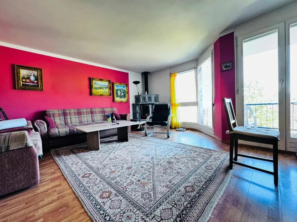 Charming 5.5-room row house with garden, new roof, garage, and parking space
