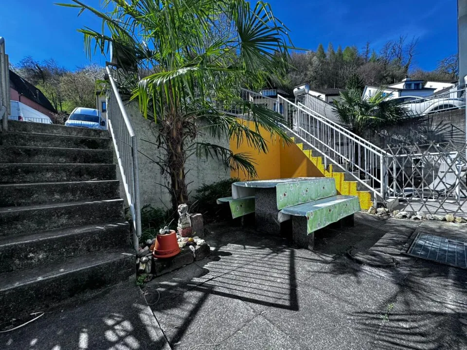 Charming 5.5-room row house with garden, new roof, garage, and parking space