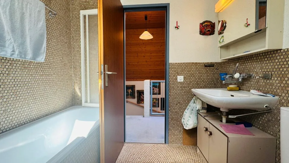 Charming 5.5-room row house with garden, new roof, garage, and parking space