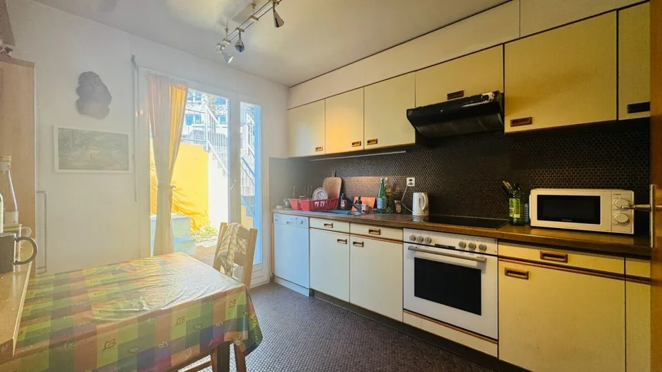 Charming 5.5-room row house with garden, new roof, garage, and parking space