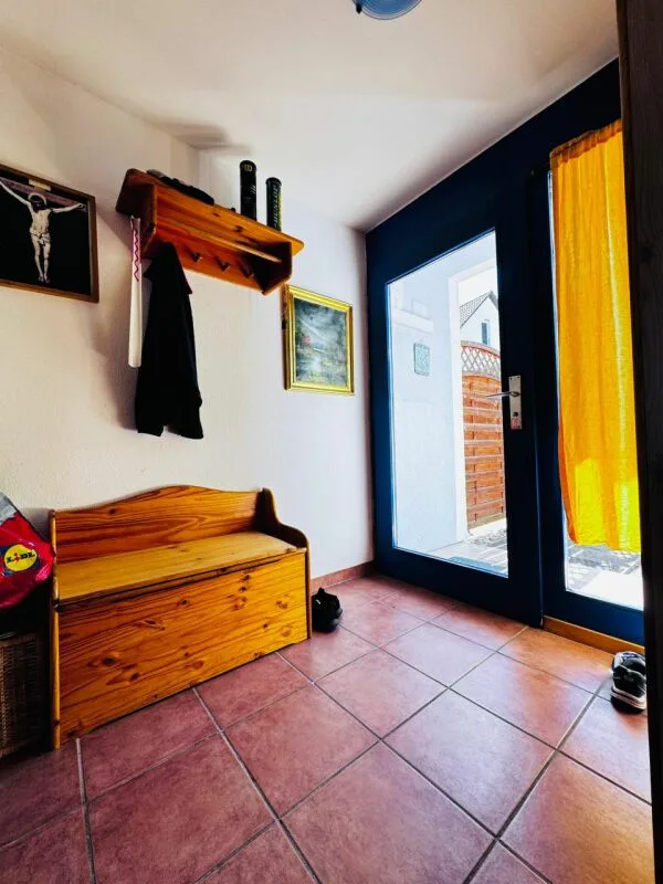 Charming 5.5-room row house with garden, new roof, garage, and parking space