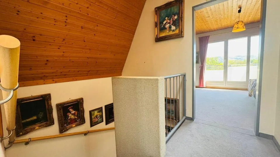 Charming 5.5-room row house with garden, new roof, garage, and parking space