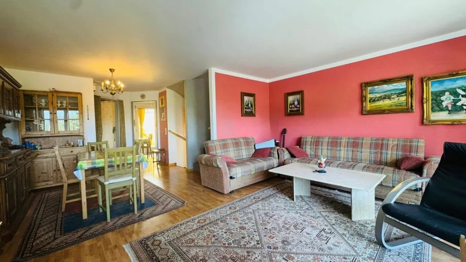 Charming 5.5-room row house with garden, new roof, garage, and parking space