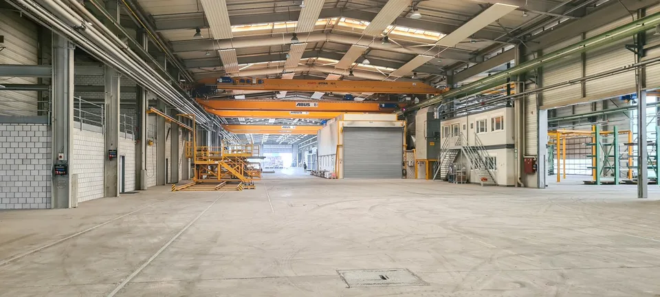 Industriehalle mit Deckenkränen und befestigte Aussenflächen