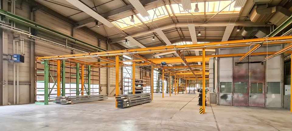 Industriehalle mit Deckenkränen und befestigte Aussenflächen