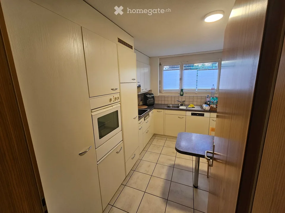 Appartement avec jardin et quelques garages.